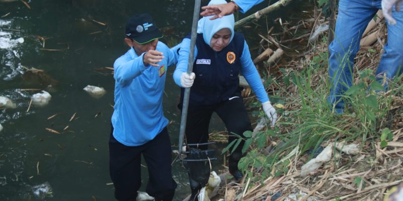 Peringati Hari Lingkungan Hidup, Pemkab Mojokerto Gelar Bersih Sampah Plastik Di Sungai Gangsir