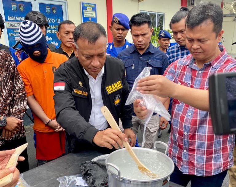 Ditpolairud Polda Kepri Bersama Ditresnarkoba Polda Kepri Musnahkan BB Narkotika Jenis Sabu