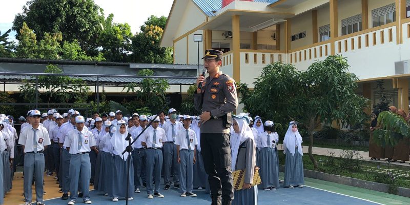 Jadi Pembina Upacara, Kapolsek Bengkong Ingatkan Para Siswa Tentang Bahaya Kenakalan Remaja