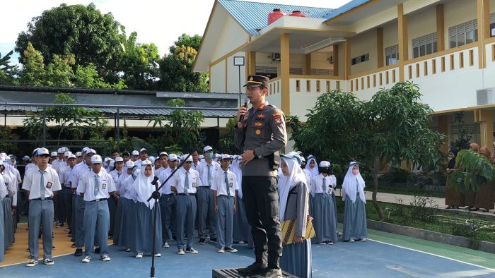 Jadi Pembina Upacara, Kapolsek Bengkong Ingatkan Para Siswa Tentang Bahaya Kenakalan Remaja