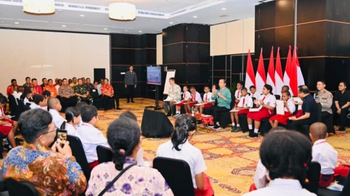Jumpa Anak-Anak Papua, Presiden Jokowi Berikan Kuis Matematika Berhadiah Sepeda.