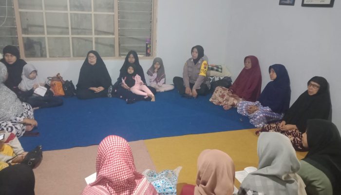 Bripka Fitri Artawati Polisi RW Polres Sampang Bantu Masyarakat Laksanakan Pemulasaraan Jenazah