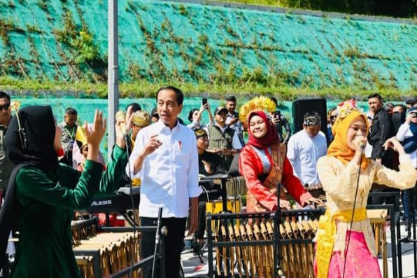 Rampak Angklung Pelajar Turut Sambut Kedatangan Presiden Jokowi di Tol Cisumdawu.