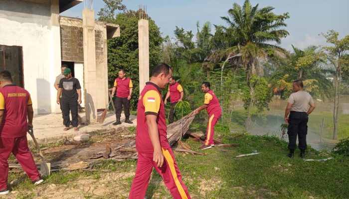 Wujud Peduli Lingkungan, Kapolsek Sekupang dan Jajaran Bersihkan Rumah Ibadah