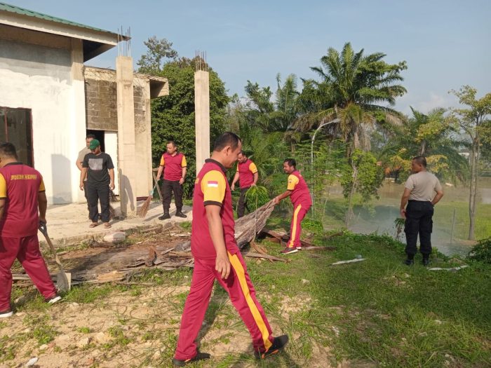 Wujud Peduli Lingkungan, Kapolsek Sekupang dan Jajaran Bersihkan Rumah Ibadah