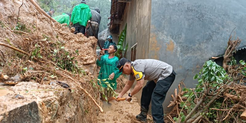 Tanggap Bencana, Polisi Bantu Evakuasi Korban Banjir dan Tanah Longsor di Malang