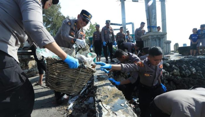 Polisi Peduli Lingkungan Polda Jatim Bersama Warga Bersihkan Sampah Di Sepanjang Pantai Kenpark