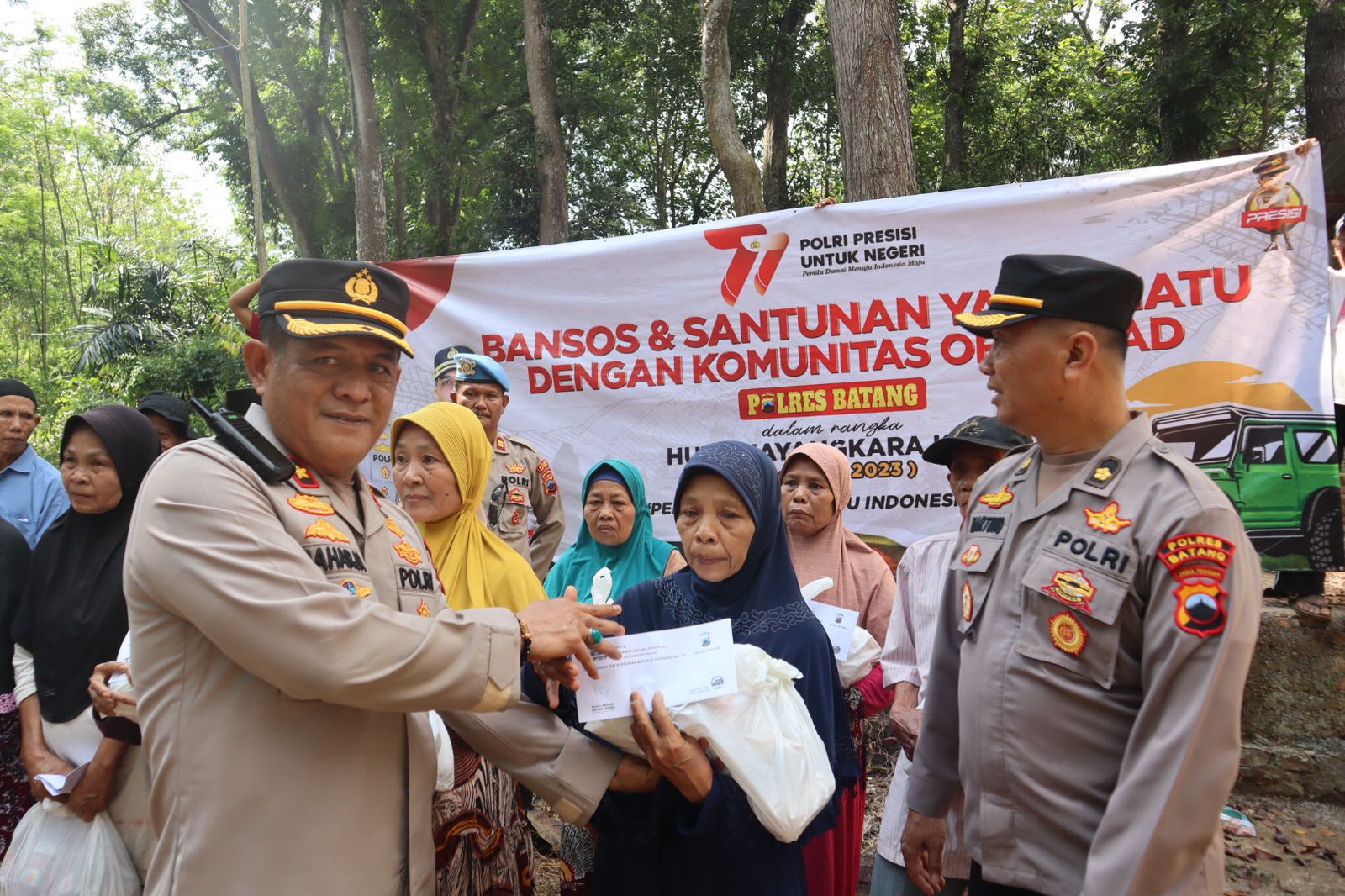 Sinergi Polres Batang dan Komunitas Offroad dalam Baksos