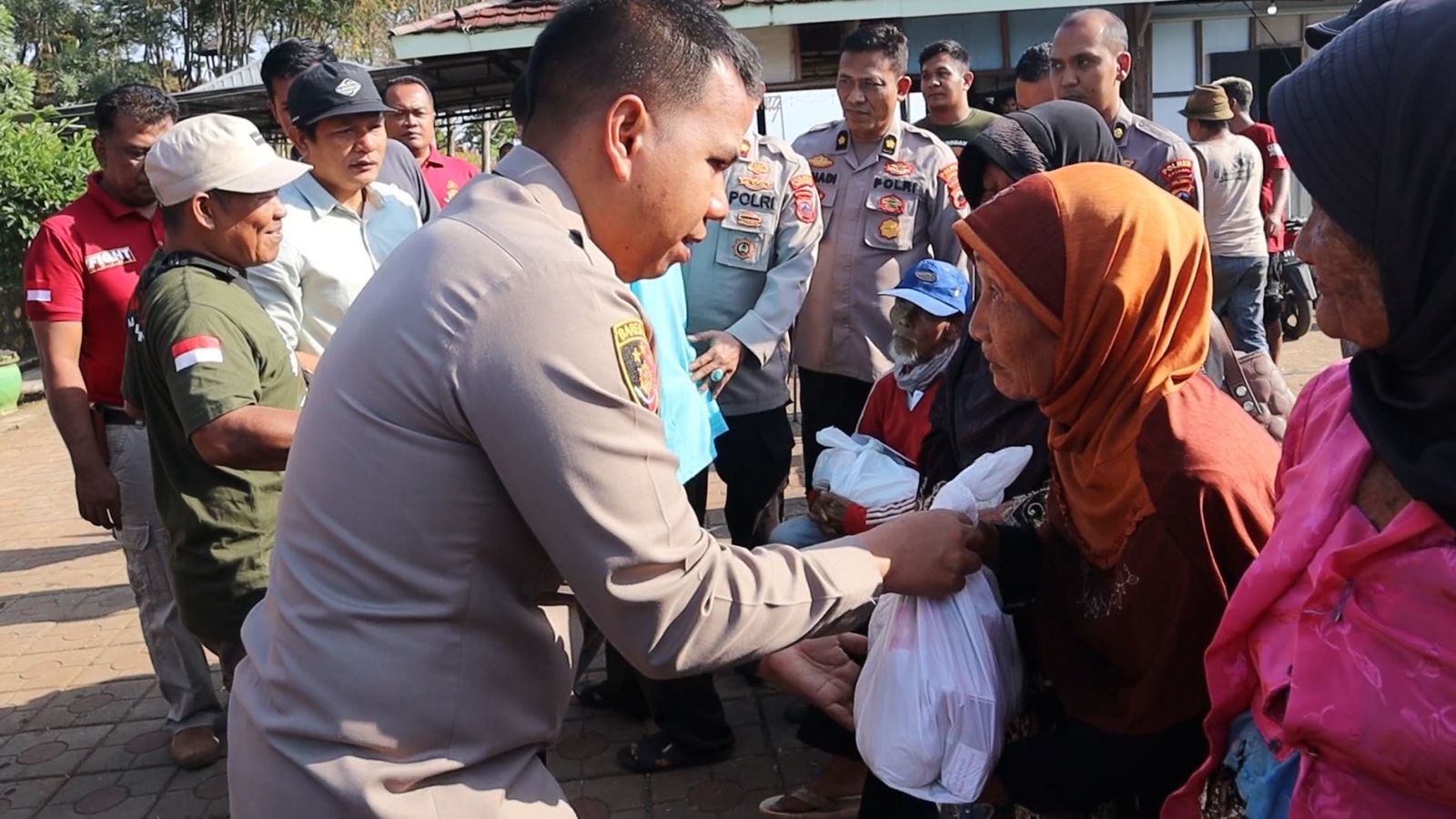 Hari Bhayangkara ke-77, Polres Batang dan Komunitas Offroader Gelar Bakti Sosial