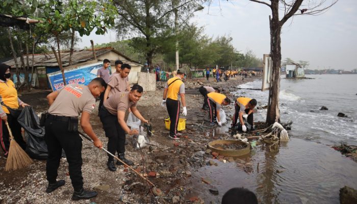 Ratusan Personel Polres Batang Berjibaku Bersihkan Sampah di Kawasan Pantai