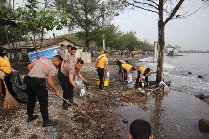 Ratusan Personel Polres Batang Berjibaku Bersihkan Sampah di Kawasan Pantai