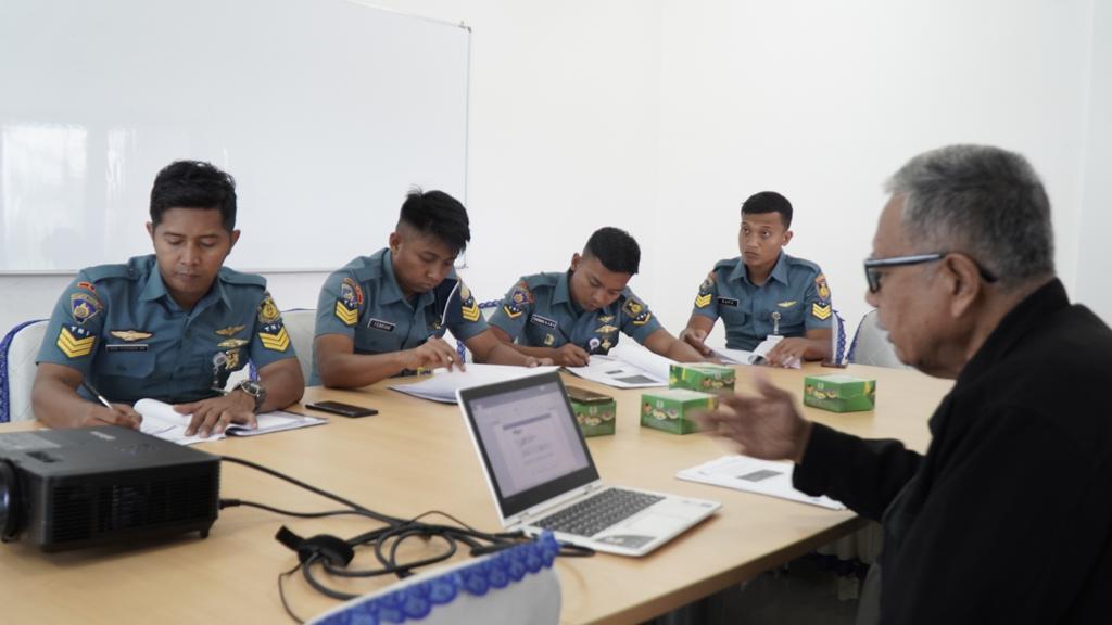 Tingkatkan Profesionalitas, Prajurit Wing Udara 1 Ikuti Lattek Update Data Navigasi Pesud