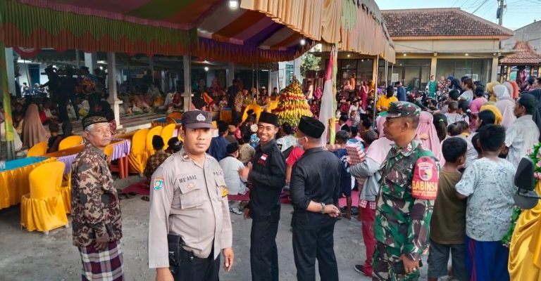 Polsek Pasirian Lakukan Pengamanan dan Pengawalan Araan Kucing Dalam Rangka Selamatan Desa