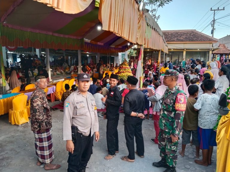 Polsek Pasirian Lakukan Pengamanan dan Pengawalan Araan Kucing Dalam Rangka Selamatan Desa