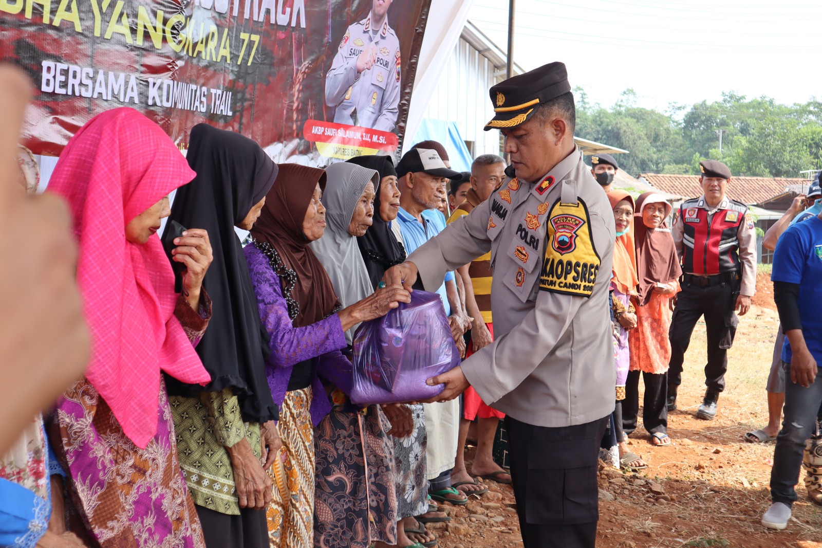 Polres Batang dan Komunitas Trail Ramaikan Hari Bhayangkara ke-77 dengan Baksos dan Grasstrack