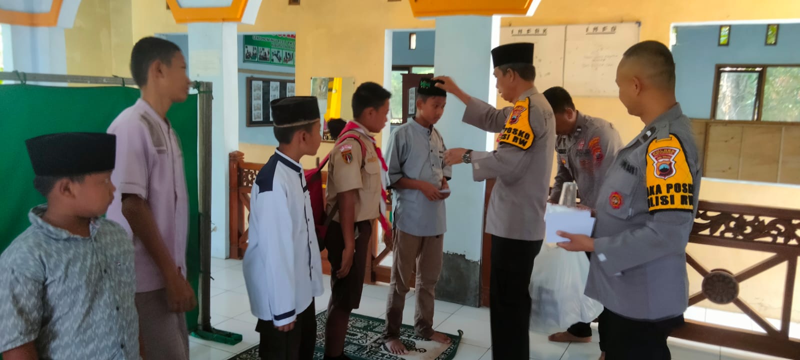 Polsek Sragi Salurkan Santunan Untuk Anak-anak Yatim