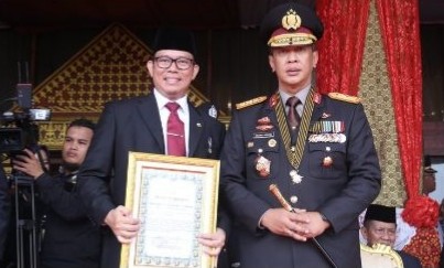 Pj. Bupati OKU Menerima Penghargaan Dan PIN Emas Dari Kapolda Sumsel