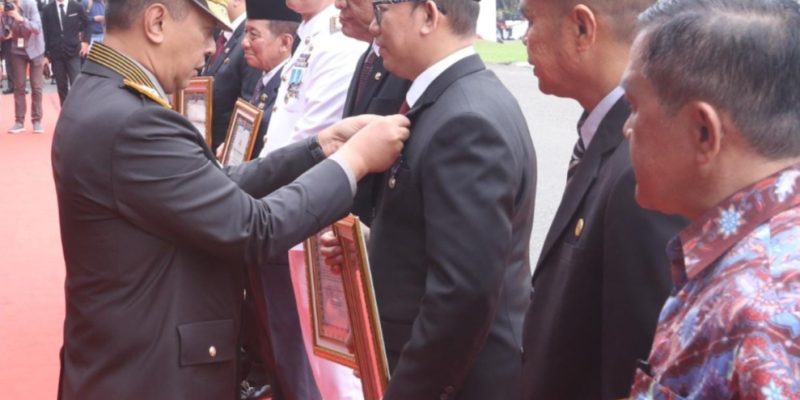Pj.Bupati Oku Menerima Penghargaan Dan PIN Emas Dari Kapolda Sumsel