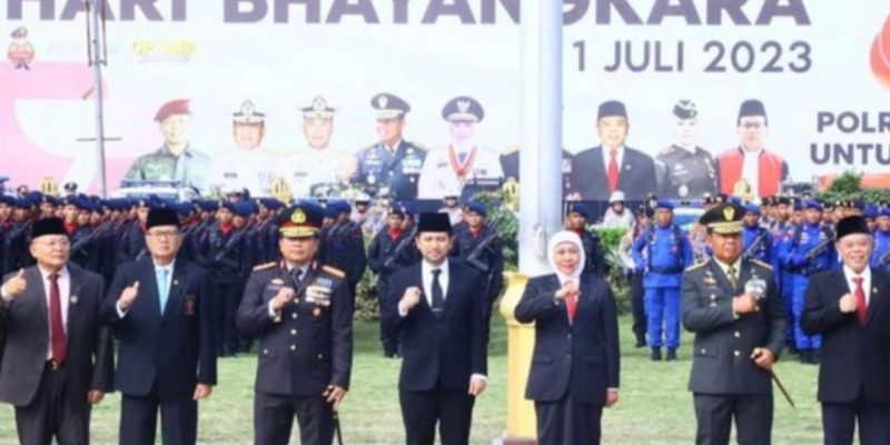 Hari Bhayangkara ke 77 Tahun, Jajaran Polda Jatim Terima Penghargaan Dari Gubernur Jatim.