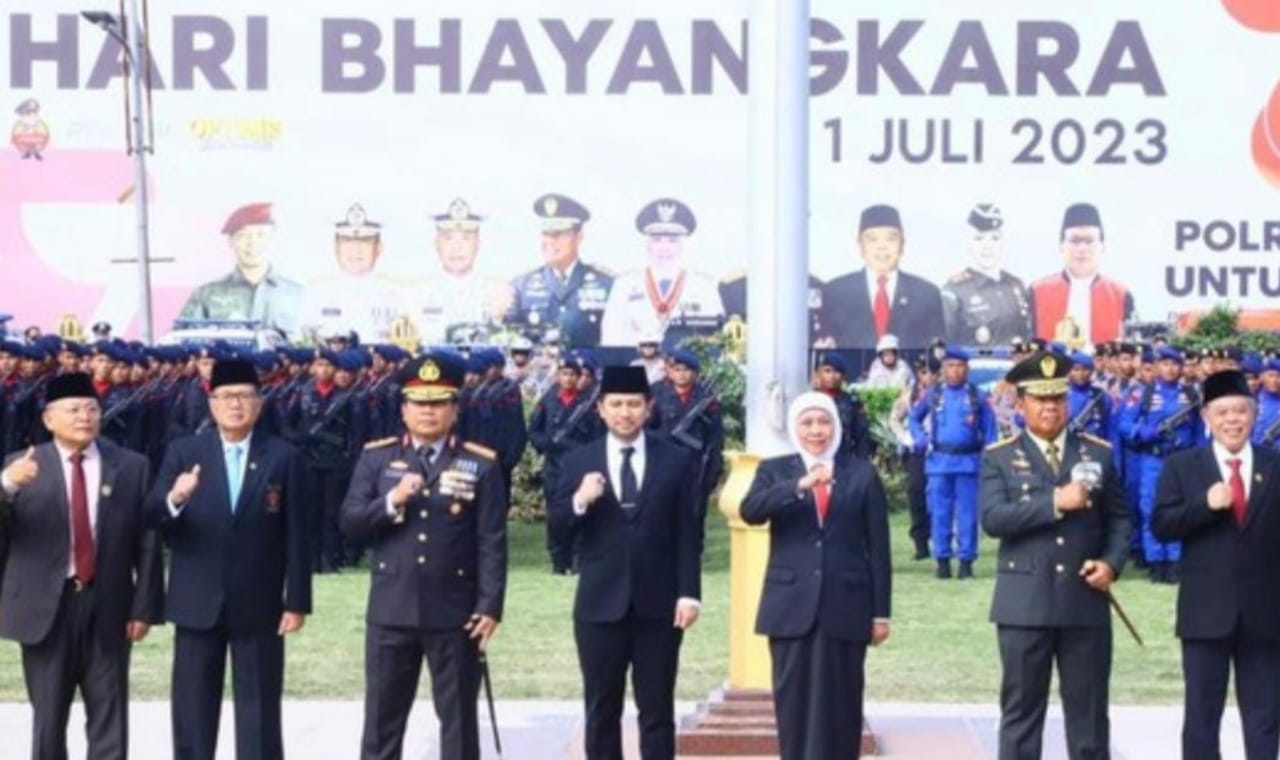 Hari Bhayangkara ke 77 Tahun, Jajaran Polda Jatim Terima Penghargaan Dari Gubernur Jatim.