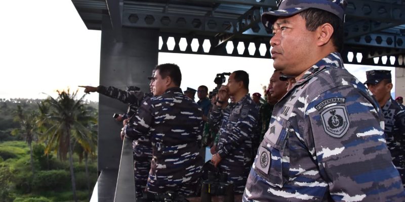 Komandan Puspenerbal Dampingi Kasal Tinjau Latihan Puncak AJ XLl di Banongan