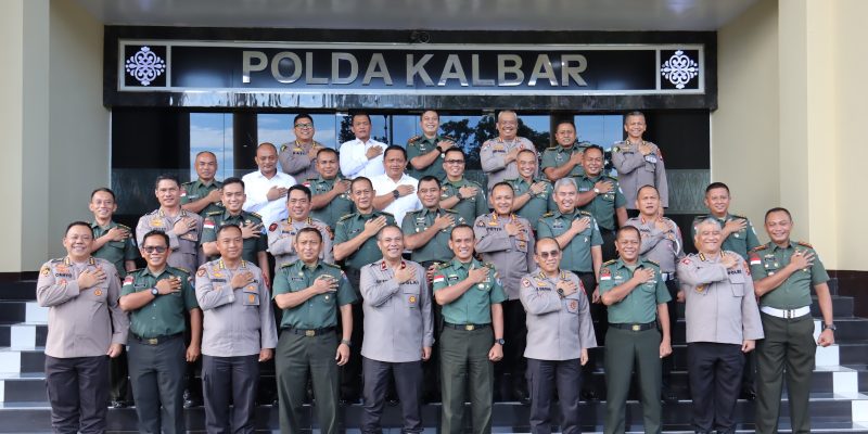 Wakapolda Kalbar Brigjen Pol Asep Safrudin Mendapat Kejutan dari Kapoksahli Pangdam XII/Tpr Bersama PJU