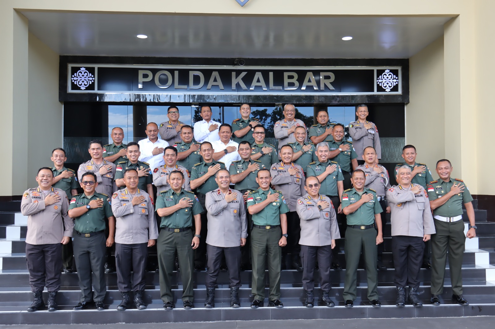 Wakapolda Kalbar Brigjen Pol Asep Safrudin Mendapat Kejutan dari Kapoksahli Pangdam XII/Tpr Bersama PJU
