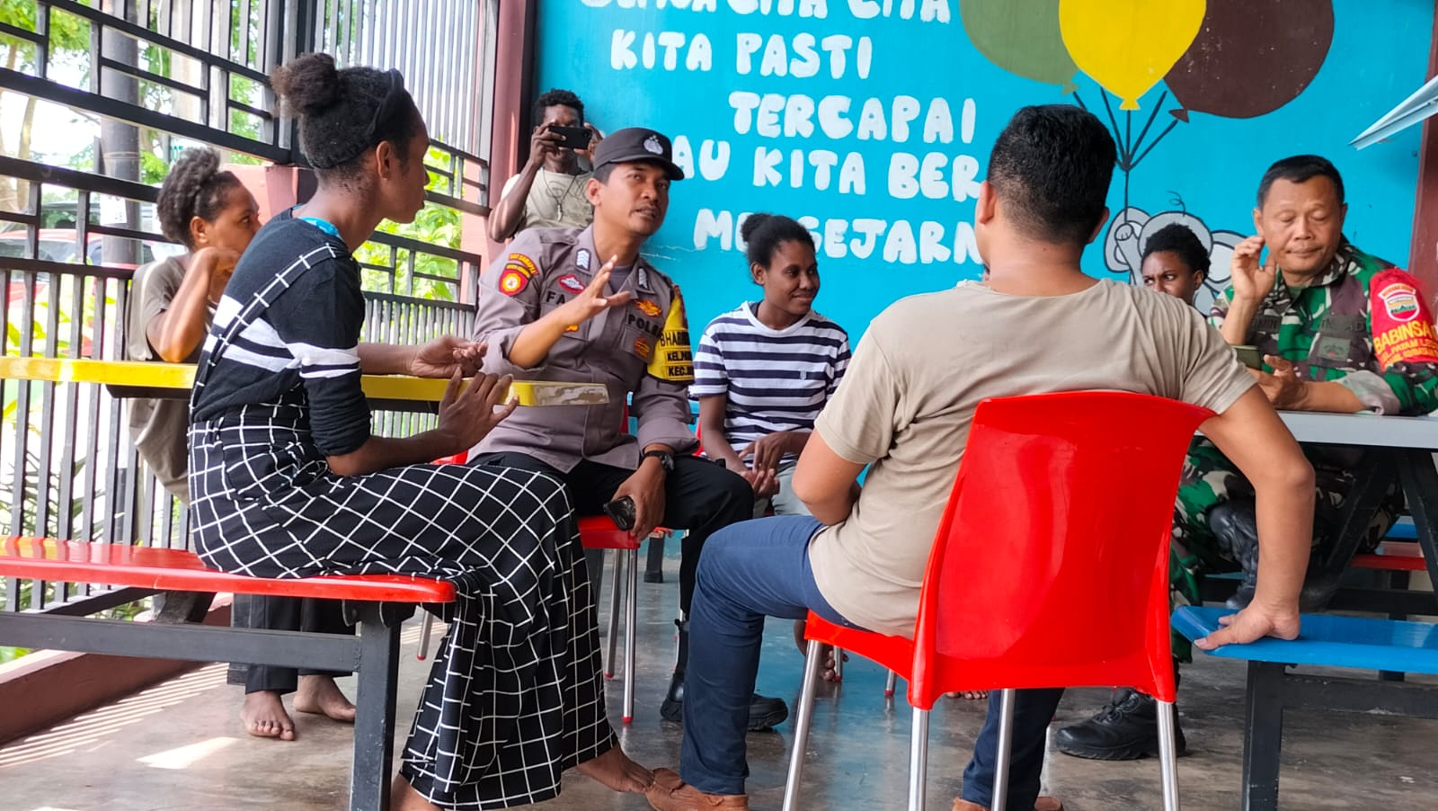 Bhabinkamtibmas Patam Lestari silaturahmi Bersama Anak-anak Papua di Yayasan Sinar Dunia