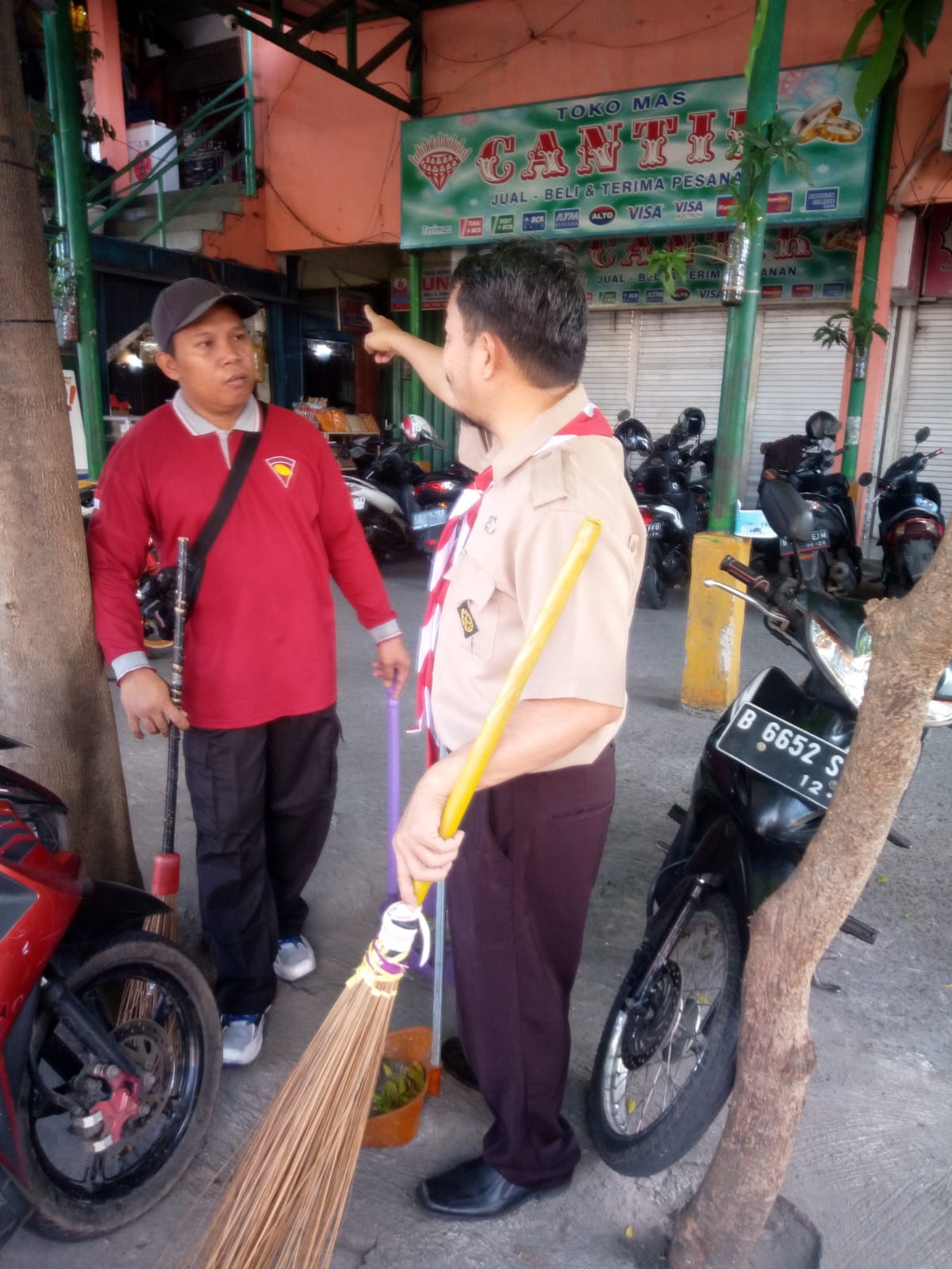 OPSI Kepala UPT Tuguh Iwan Suryadi ;  Warga Pedagang Bermasah Bodoh.