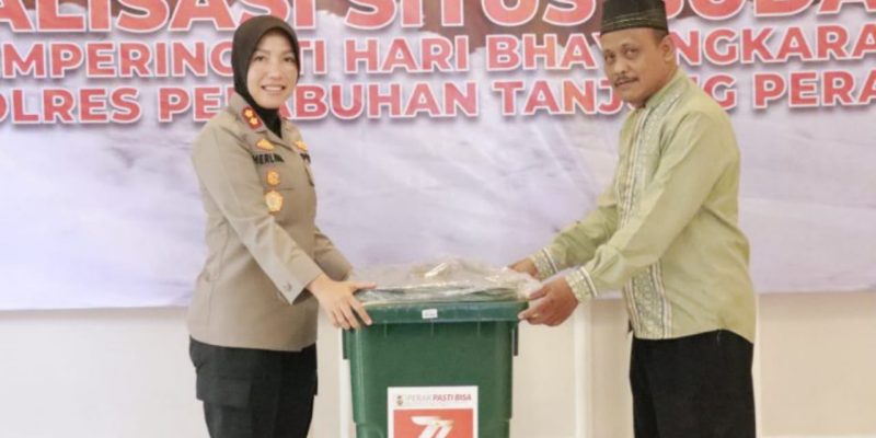 Polres Pelabuhan Tanjungperak Surabaya Salurkan Bantuan Gerobak Angkringan Bhayangkara ke Pelaku UMKM.