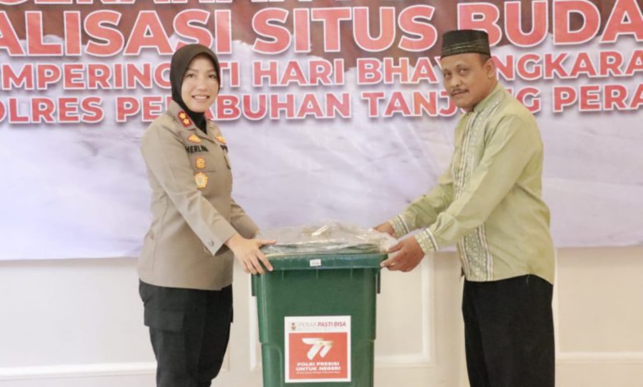 Polres Pelabuhan Tanjungperak Surabaya Salurkan Bantuan Gerobak Angkringan Bhayangkara ke Pelaku UMKM.