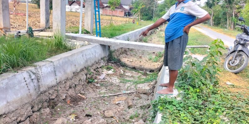 Proyek Saluran Irigasi di Dusun Sungaran Desa Sidomulyo Diduga Asal Jadi