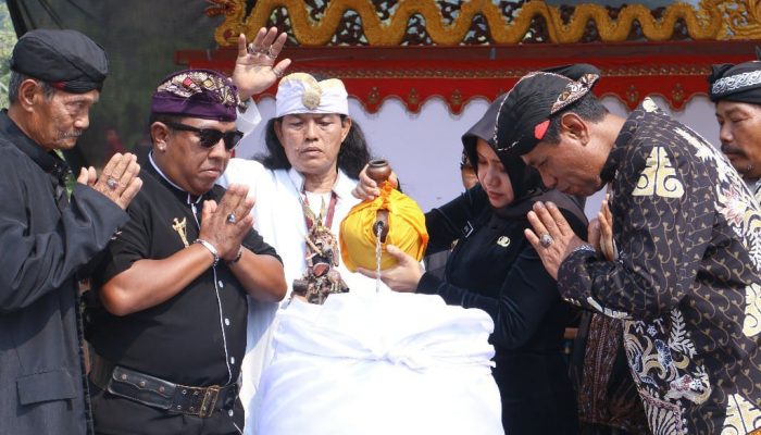 Uri-Uri Budaya, Bupati Ikfina Ikuti Unduh-Unduh Patirtan Jolotundo 2023