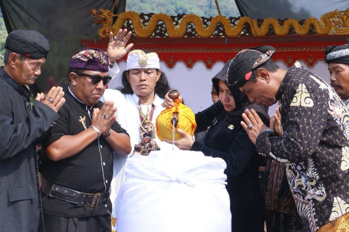 Uri-Uri Budaya, Bupati Ikfina Ikuti Unduh-Unduh Patirtan Jolotundo 2023