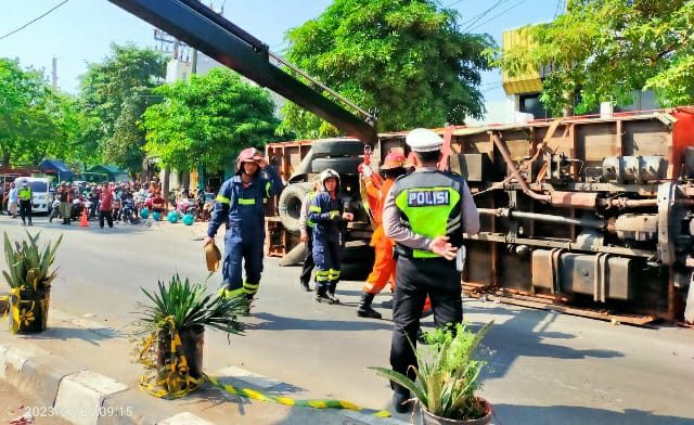 Kasatlantas Polres Pelabuhan Tanjung Perak Akan Tindak Tegas kepada Anggotanya Yang Lalai Dalam Bertugas Terkait Truk Besar Yang Melanggar Lalu Lintas
