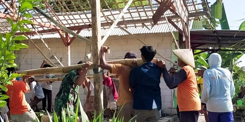 Kompak, Babinsa Sumberrejo Bojonegoro bersama Mahasiswa KKN bantu Perbaiki Rumah Warga