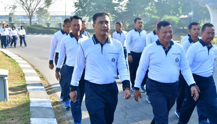 Manfaatkan RTH, Prajurit Puspenerbal Olahraga Seputar Monumen Gannet