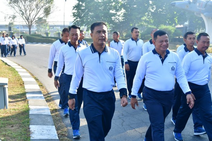 Manfaatkan RTH, Prajurit Puspenerbal Olahraga Seputar Monumen Gannet