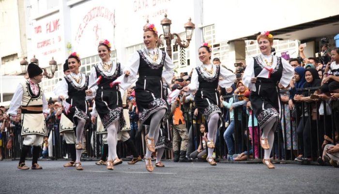 Utamakan Kenyamanan Penonton, Pemkot Pasang Barikade di Sebagian Rute Surabaya Cross Culture 2023