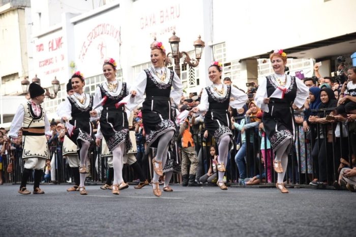 Utamakan Kenyamanan Penonton, Pemkot Pasang Barikade di Sebagian Rute Surabaya Cross Culture 2023