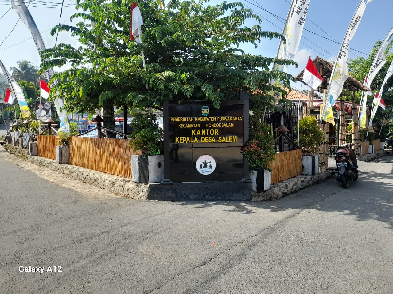 H. Nana Sobana Kepala Desa  Salem dari seja menjabat terus lakukan pembenahan Desa nya.