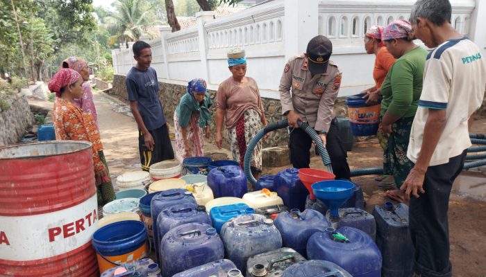 Kapolres Pasuruan Pimpin Pendistribusian Bantuan Air Bersih Untuk Masyarakat Kabupaten Pasuruan