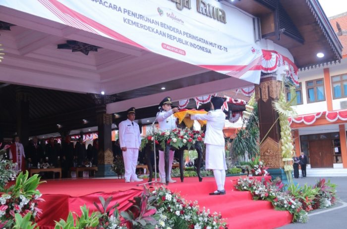 Wabup Mojokerto Bertindak Sebagai Irup Penurunan Bendera Merah Putih, Upacara Berlangsung Khidmat
