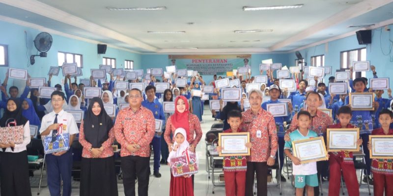 Bupati Mojokerto Serahkan Beasiswa Pada 228 Siswa Berprestasi