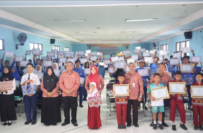 Bupati Mojokerto Serahkan Beasiswa Pada 228 Siswa Berprestasi