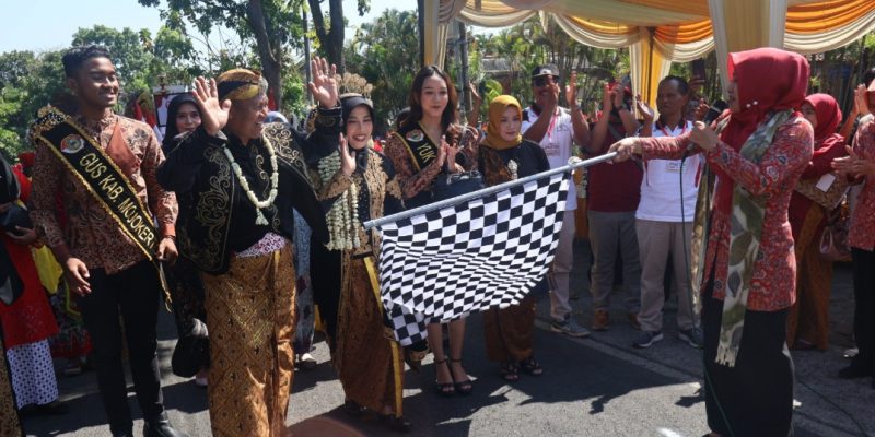 Meriah! Ratusan Warga Ikuti Karnaval Kemerdekaan Di Pacet