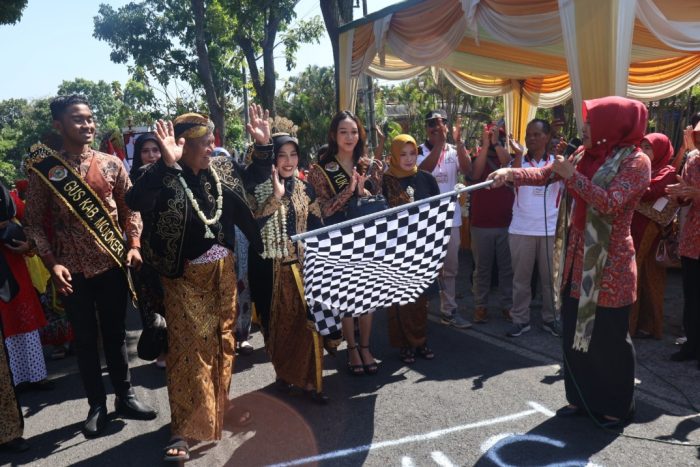 Meriah! Ratusan Warga Ikuti Karnaval Kemerdekaan Di Pacet
