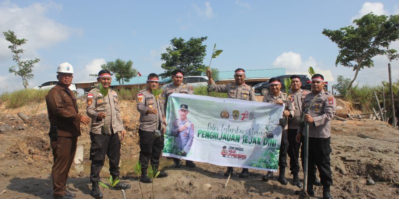 Gelar Penghijauan, 50 Batang Pohon Mangrove Berhasil di Tanam Jajaran Polsek Sagulung