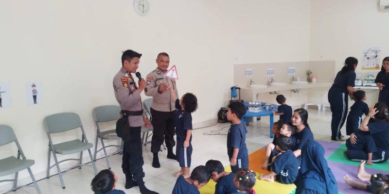 Polisi Sahabat Anak, Polsek Sekupang Mengajak Murid-murid Memahami Peran Polisi Dalam Masyarakat