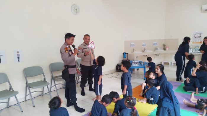 Polisi Sahabat Anak, Polsek Sekupang Mengajak Murid-murid Memahami Peran Polisi Dalam Masyarakat